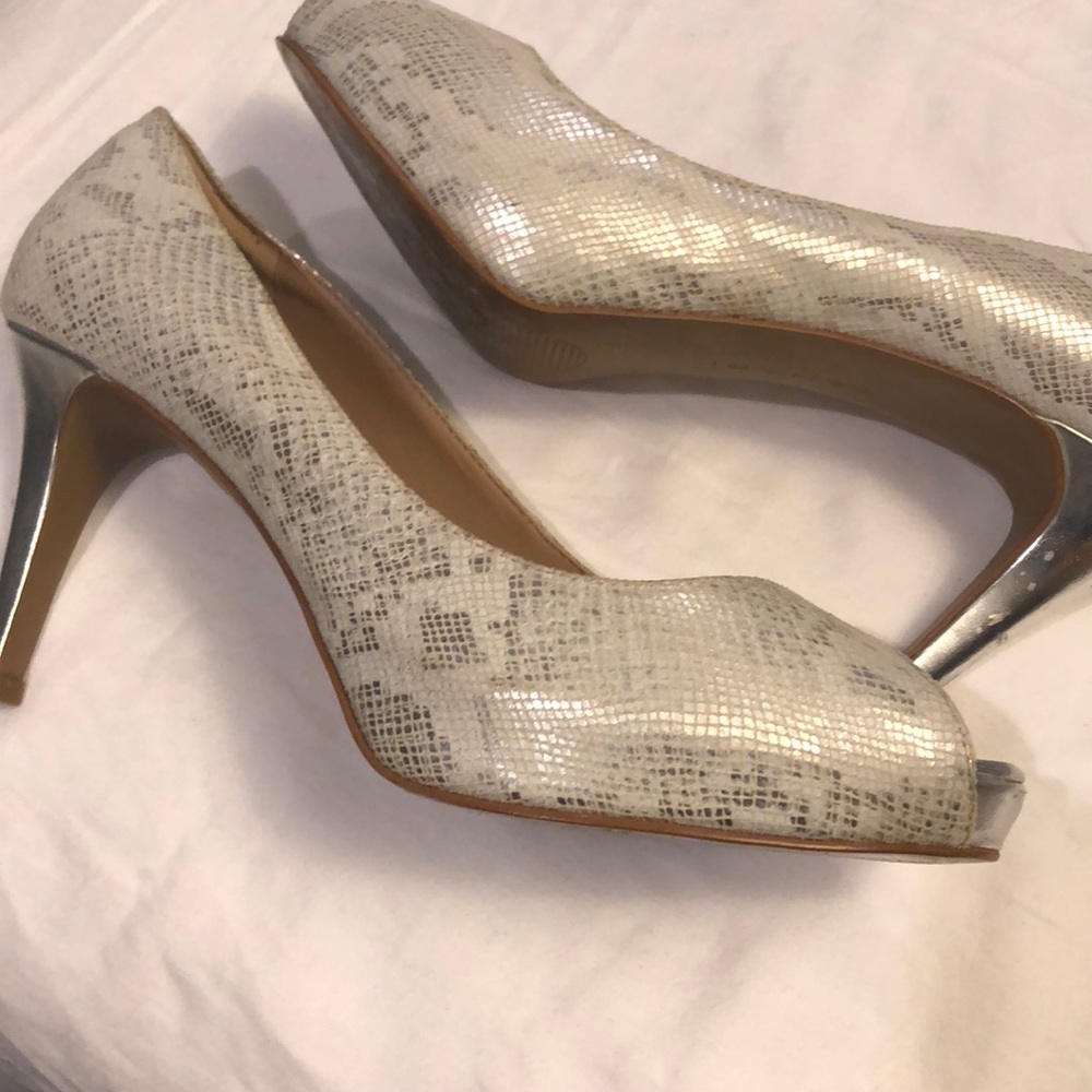 Tahari woman shoes